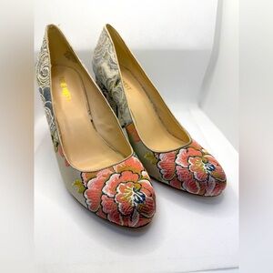 Nine West Embroidered floral Round pointed toe with Block  Heels 👠 size 9